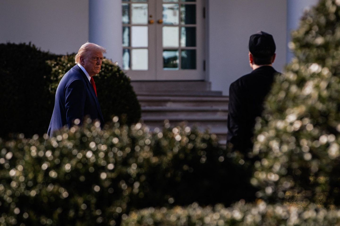 Donald Trump steht im Rosengarten des Weißen Hauses