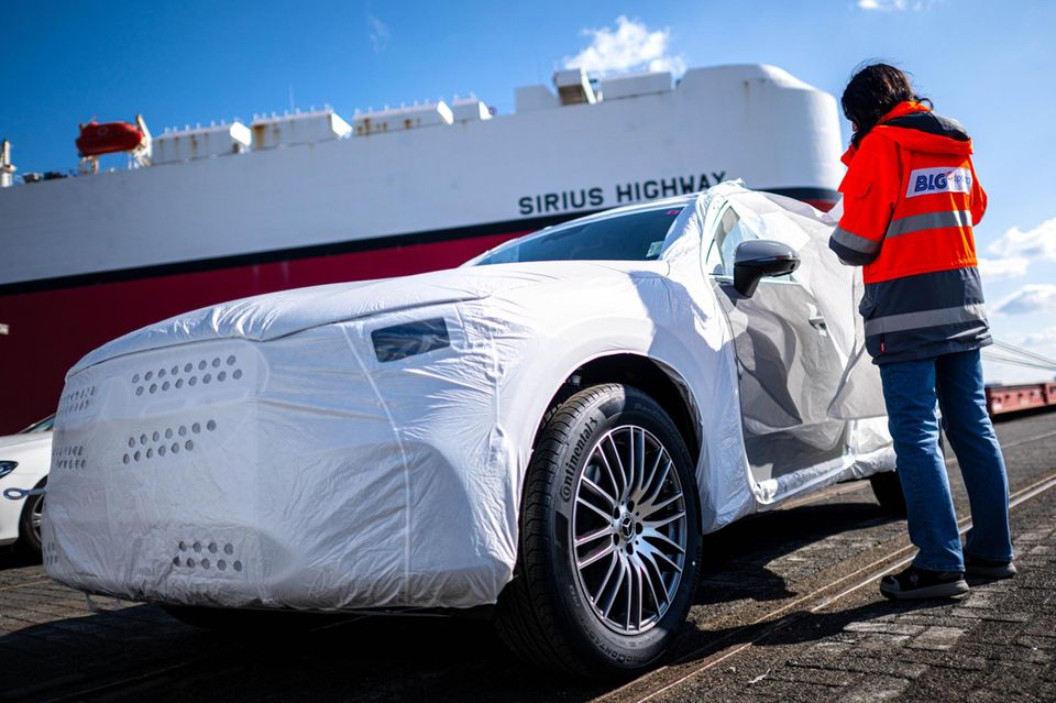 Autos werden im Hafen am BLG Autoterminal Bremerhaven auf Schiffe verladen