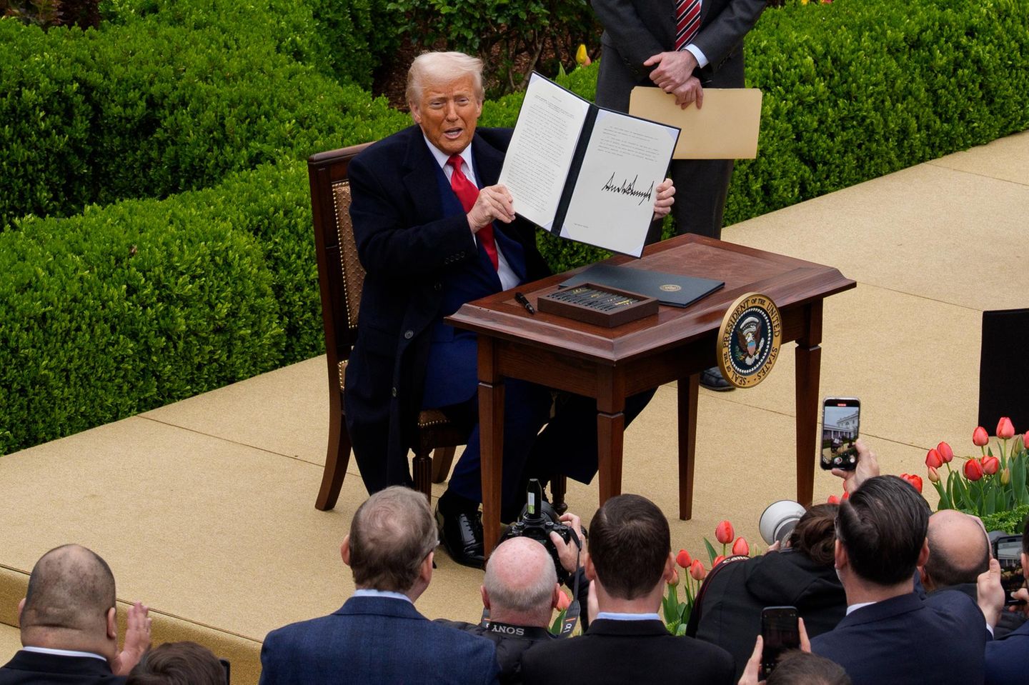 US-Präsident Donald Trump bei der Unterschrift der Executive Order, die die Zölle gegen verschiedene Länder der Welt beschließt