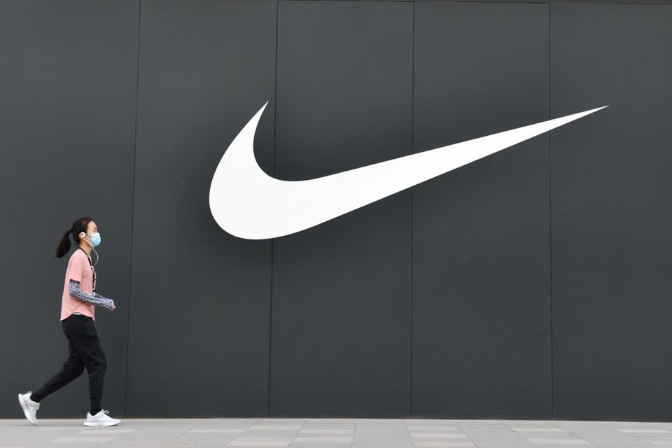 Die Papiere des US-Sportartikelherstellers waren nach der Ankündigung zeitweise bis zu 15 Prozent weniger wert. Die hohen Zölle auf Vietnam-Importe wirken sich negativ aus, da ein Großteil der Nike-Schuhe aus Vietnam stammt. Obendrein ist die Herstellung von Sportschuhen so komplex, dass sie nicht einfach in andere Länder verlegt werden kann.