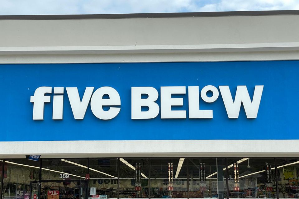 Five Below ist eine US-amerikanische Discount-Kette, die Produkte zu Preisen von bis zu 5 US-Dollar verkauft: Spielzeug, Snacks, Dekoartikel beispielsweise. Dafür ist der Einzelhändler in hohem Maße auf Importware angewiesen. Die umfassenden Trump-Zölle schlagen bei Five Below deshalb besonders durch. Um mehr als 14 Prozent rutschte die Aktie zeitweise am Donnerstag ins Minus.
