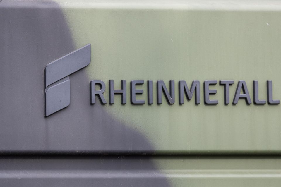 Rheinmetall exportiert als deutscher Rüstungskonzern wenig nach Nordamerika. Die USA haben eigene, starke Rüstungsunternehmen. Somit ist Rheinmetall vorerst wenig von den Importzöllen betroffen. Das spiegelte sich am Donnerstag auch im Aktienkurs: um 4,3 Prozent ging es nach oben.