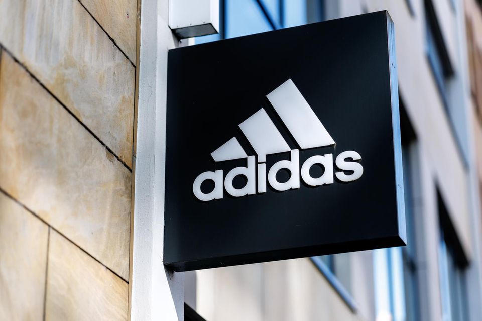 Bei den Verlierern ganz vorne dabei: Adidas. Die Aktie des bekannten Sportartikelherstellers gab bis zum Börsenschluss in Frankfurt gut elf Prozent nach. Ein Hauptfaktor für den Rückgang sind die besonders hohen US-Zölle auf Vietnam, die mit satten 46 Prozent zu Buche schlagen und nahezu alle großen Sportartikelhersteller betreffen. Vor allem die Gewinnmargen werden voraussichtlich stark leiden, was der Nachfrage für die Aktie schadet.