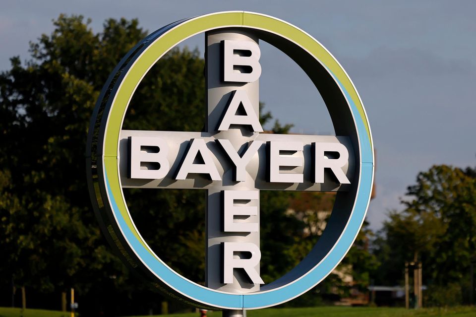 Die Bayer-Aktie verlor im Tagesverlauf nach der Bekanntgabe der Trump-Zölle 0,75 Prozent. Trump hatte angekündigt, dass pharmazeutische Produkte vorerst von den US-Zöllen ausgenommen werden.