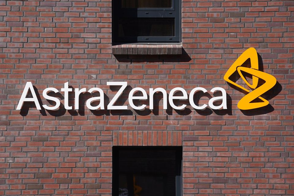 Der Pharma-Titel Astrazeneca stemmte sich gegen den globalen Kursrutsch, zeitweise stand am Donnerstag ein leichtes Plus von 0,8 Prozent. Ein Grund dürfte sein, dass pharmazeutische Produkte von den umfassenden US-Zöllen ausgenommen sind. Dazu will das Unternehmen künftig stärker in den USA selbst produzieren.