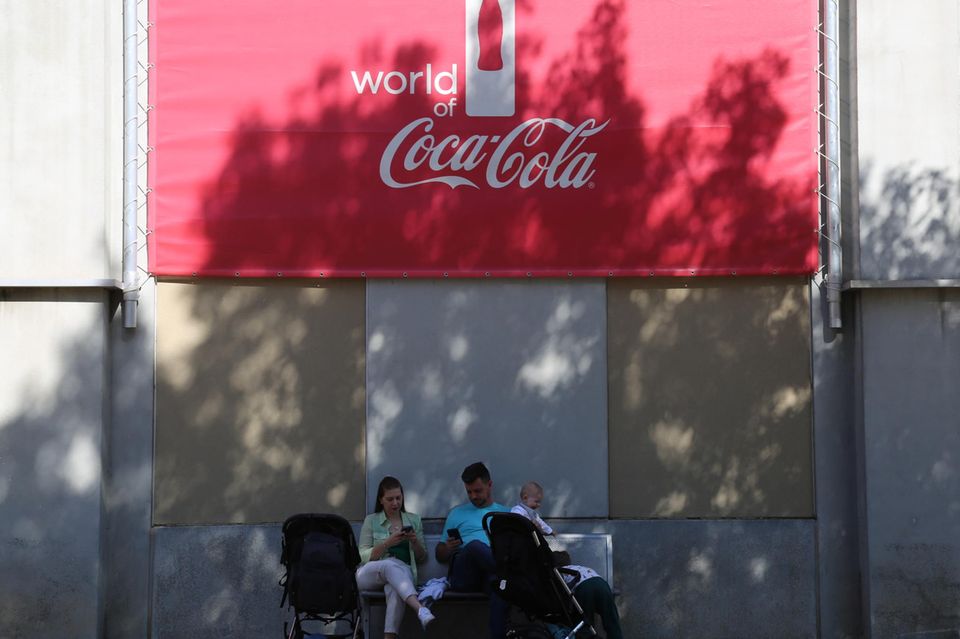 In den Stunden nach den Zollankündigungen zeigte sich die Coca-Cola-Aktie robust. Zeitweise stand ein Plus von knapp einem Prozent zu Buche. Der Getränkehersteller hatte zuletzt entschlossen auf die Trump-Pläne reagiert: Dazu gehört die verstärkte Nutzung von Plastikflaschen, um den gestiegenen Aluminiumkosten entgegenzuwirken. Zusätzlich tendieren Anleger in Zeiten wirtschaftlicher Unsicherheit dazu, in defensive Konsumgüterunternehmen wie Coca-Cola zu investieren, da diese als vergleichsweise krisenfest gelten.