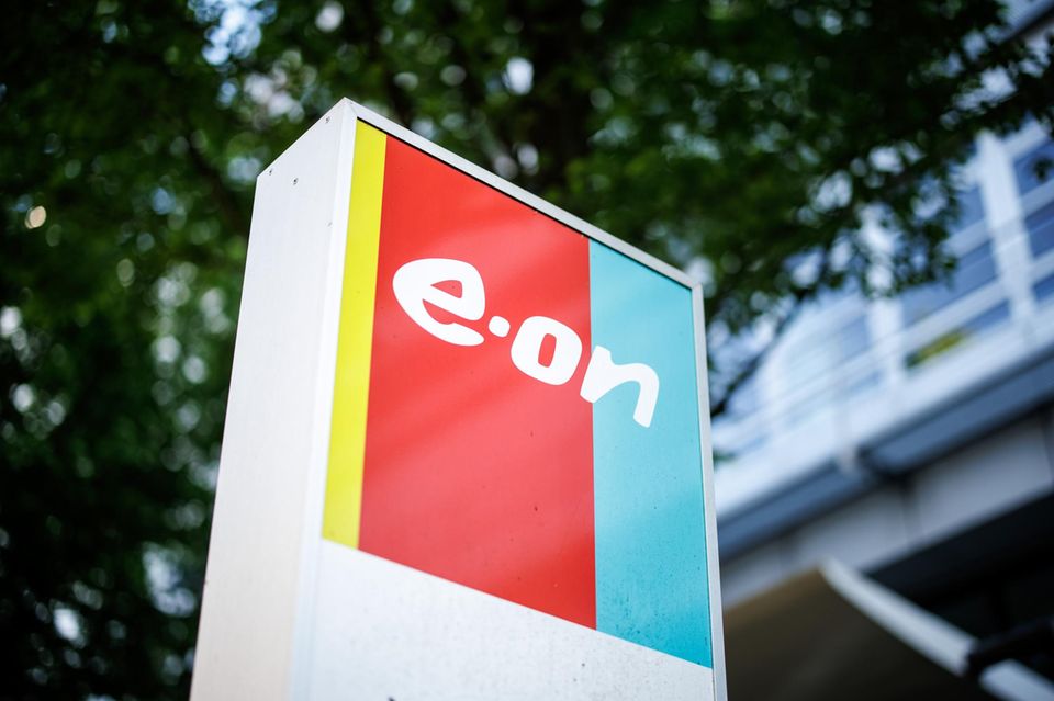 Der Düsseldorfer Energiekonzern machte am Donnerstag ein Plus von 4,4 Prozent. Das Unternehmen ist vor allem in Europa und Deutschland tätig, während seine Aktivitäten in den USA eher gering ausfallen. Von den Zöllen ist Eon daher nur geringfügig betroffen und gilt zudem eher als defensiver Titel, der weniger anfällig für wirtschaftliche Schwankungen ist.
