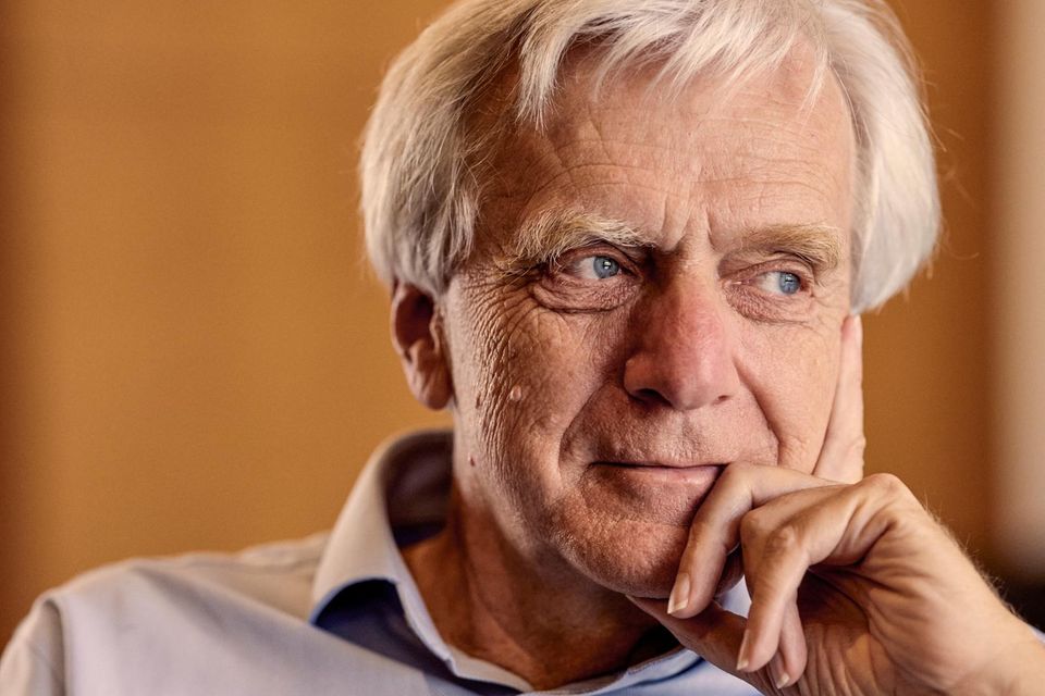 Andreas „Andy“ von Bechtolsheim gehört im „Forbes“-Ranking ebenfalls zu den Aufsteigern. Der 1955 in Bayern geborene Informatiker gründete 1982 mit drei Mitstreitern Sun Microsystems und gehörte 1998 zu den ersten Geldgebern von Google. Dieses Investment über 100.000 Dollar bildet bis heute den Grundstock seines Vermögens, wie „Forbes“ berichtete. Die Analysten schätzten den Stanford-Absolventen und dessen Familie auf 17,9 Mrd. Dollar (Platz 114). Im Vorjahr hatte der 69-Jährige noch bei 14,8 Mrd. Dollar gelegen. 