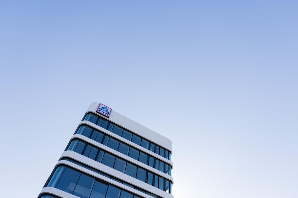 Drei der zehn reichsten Deutschen im „Forbes“-Ranking gehören laut der am 3. April 2025 veröffentlichten Analyse zur Familie der Aldi-Gründer. Theo Albrecht junior, der älteste Sohn des Aldi-Nord-Gründers, musste in den vergangenen Jahren Vermögenseinbußen hinnehmen. Obwohl er sein Vermögen auf 15 Mrd. Dollar steigern konnte, büßte der 74-Jährige im Forbes-Ranking ein paar Plätze ein: Nach Platz 135 im Vorjahr wird er nun auf Rang 143 geführt. In Deutschland reichte es zu Platz acht. 