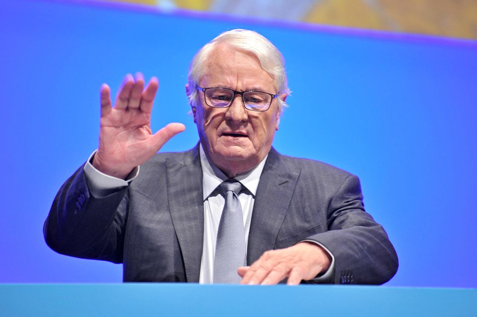 SAP-Mitgründer Hasso Plattner gehört zu den Aufsteigern der Milliardärsliste. Das Familienvermögen Plattners wurde von dem US-Wirtschaftsmagazin auf umgerechnet 15,2 Mrd. US-Dollar geschätzt, das sind 3 Mrd. Dollar mehr als im vergangenen Jahr. Der Anstieg dürfte mit den Kursgewinnen bei SAP zusammenhängen, auch wenn Plattner keine Rolle mehr spielt. Der 81-Jährige verbesserte sich auch im Gesamtranking von Platz 164 auf 141. 