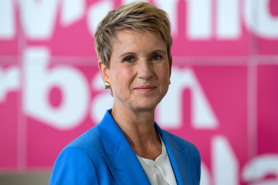 Susanne Klatten bleibt die reichste Frau Deutschlands. Die BMW-Erbin, die laut „Forbes“ rund 19 Prozent an dem Münchner Autobauer hält, schob sich nach Platz fünf im Vorjahr wieder auf Rang vier vor. Dabei musste die 62-Jährige, die auch an dem Pharmaunternehmen Altana beteiligt ist, Vermögenseinbußen hinnehmen: „Forbes“ taxiert sie auf 25,2 Mrd. Dollar nach 26,5 Mrd. Dollar im Vorjahr. Auch bei ihr dürfte die Autokrise eine Rolle gespielt haben. Auf der Gesamtliste ging es ein paar Plätze abwärts –von Rang 71 auf 78.
