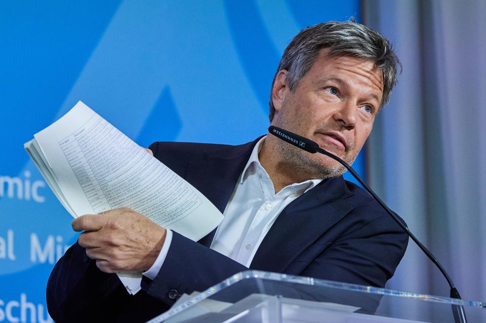 Robert Habeck zeigt auf einer Pressekonferenz einen Papierstoß mit Maßnahmen der EU