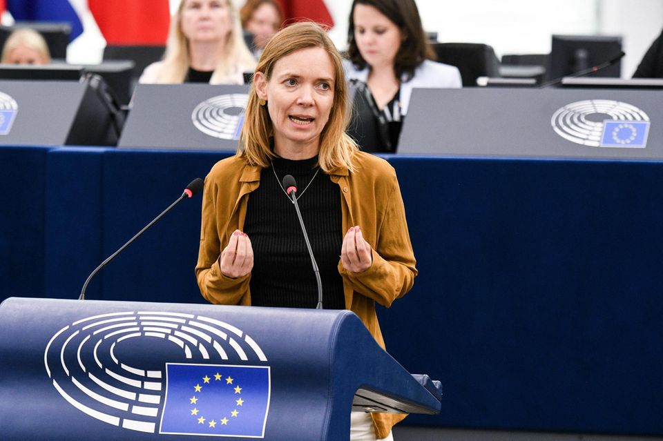 Anna Cavazzini hält eine Rede im Plenum des Europaparlaments