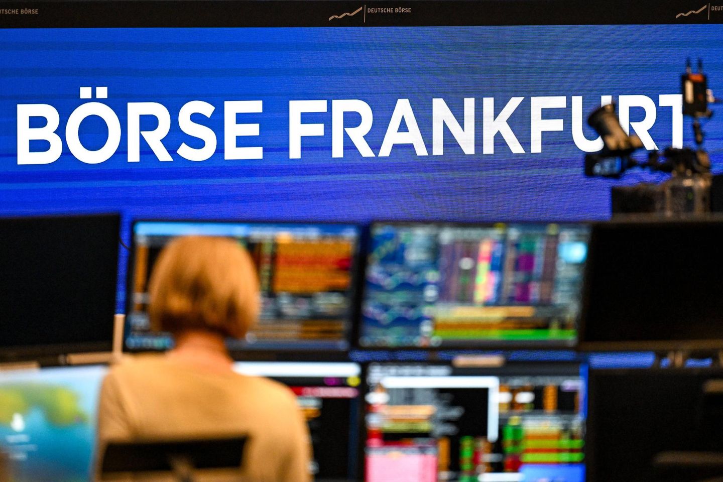 Eine Börsenhändlerin an der Frankfurter Börse