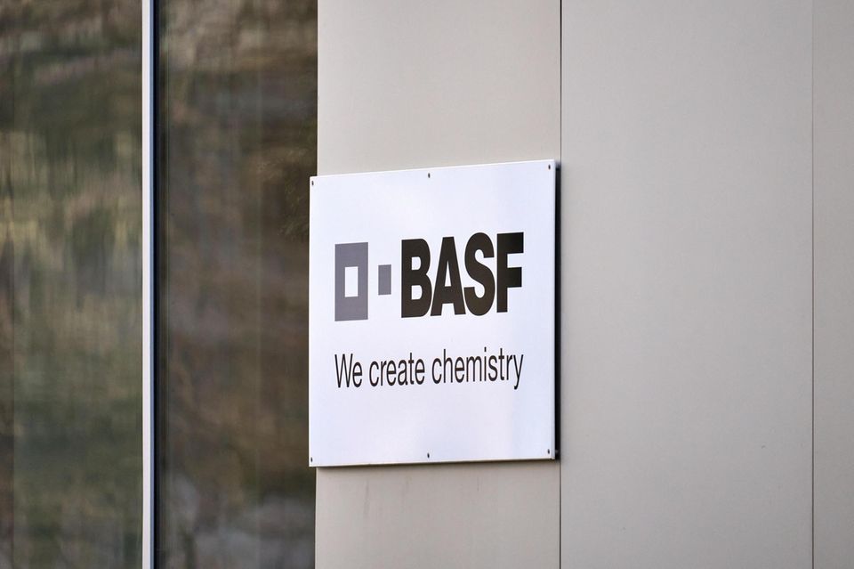 Für die Papiere des deutschen Chemiekonzerns BASF ging es am Donnerstag knapp sechs Prozent ins Minus. Die Produktpalette des Unternehmens deckt Bereiche ab, die von Trump-Zöllen besonders betroffen sind: Polyurethane, landwirtschaftliche Chemikalien, Kunststoffe, Spezialchemikalien und pharmazeutische Produkte zum Beispiel.
