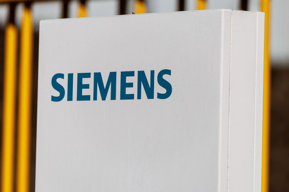 Mit einen Kursminus von acht Prozent ging der deutsche Mischkonzern Siemens am Donnerstag aus dem Handel. Die Trump-Zölle auf importierte Waren und Materialien führen zu höheren Produktionskosten. Dazu verdient der Konzern in den USA viel Geld mit Produkten für Eisenbahnen und Schienenfahrzeuge.