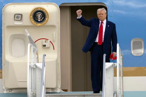 Dealmaker on Tour: Donald Trump in der Air Force One.