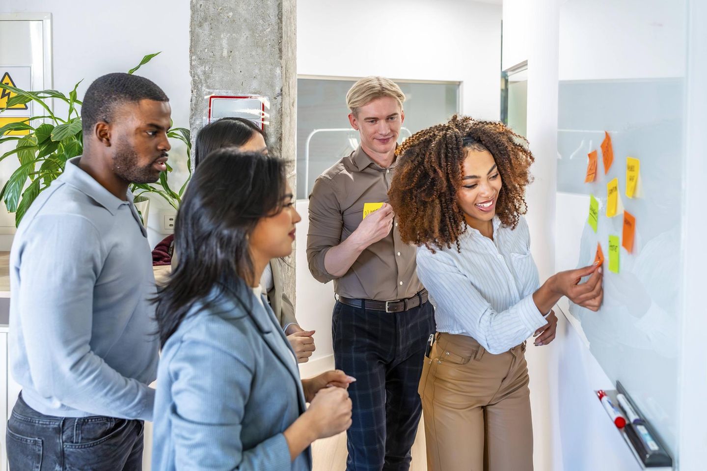 Team arbeitet in einem Büro zusammen