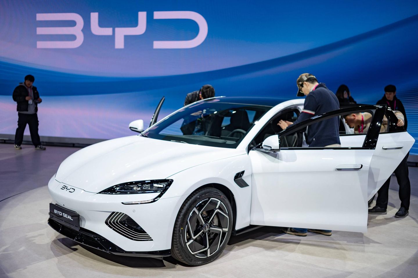 Besucher der 2025 Seoul Mobility Show begutachten einen BYD
