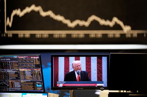Donald Trump erscheint auf einem TV-Bildschirm an der Frankfurter Börse