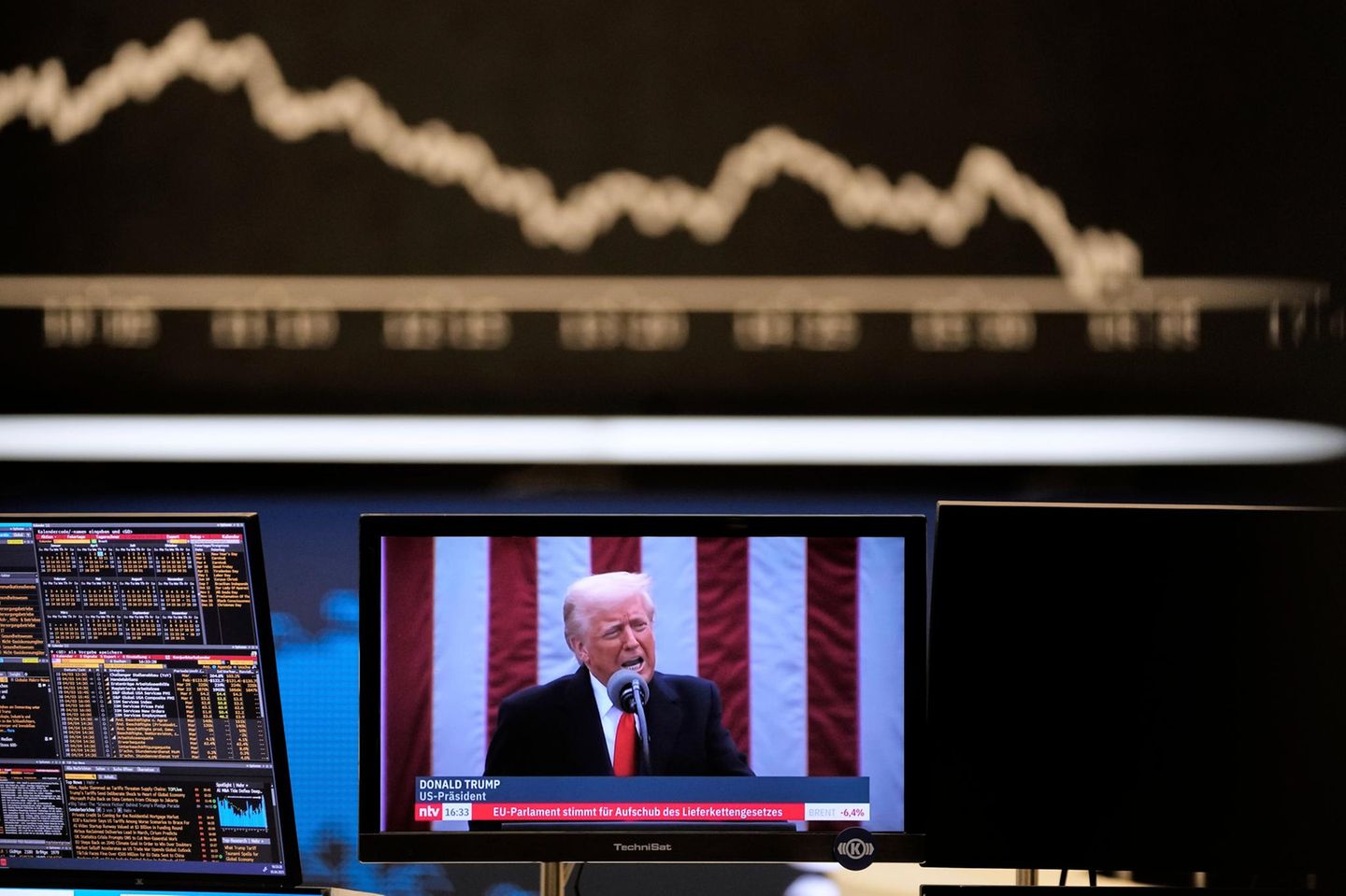 Donald Trump auf einem Fernsehbildschirm an der Frankfurter Börse