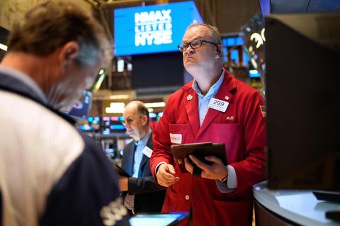 Ein Händler schaut auf einen Bildschirm an der New Yorker Börse
