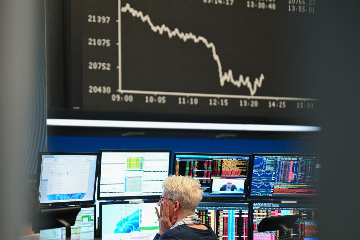Eine Händlerin arbeitet an der Frankfurter Börse