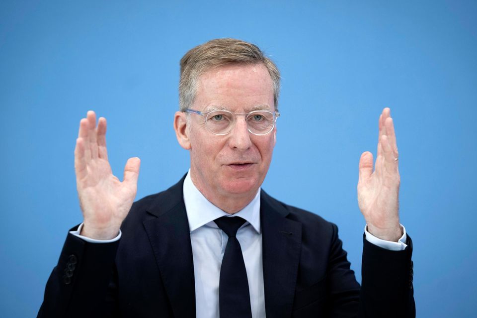 Michael Hüther ist einer der einflussreichsten Ökonomen Deutschland. Er ist Direktor des arbeitgebernahen Instituts der deutschen Wirtschaft Köln (IW Köln) und Honorarprofessor an der EBS Business School in Oestrich-Winkel.