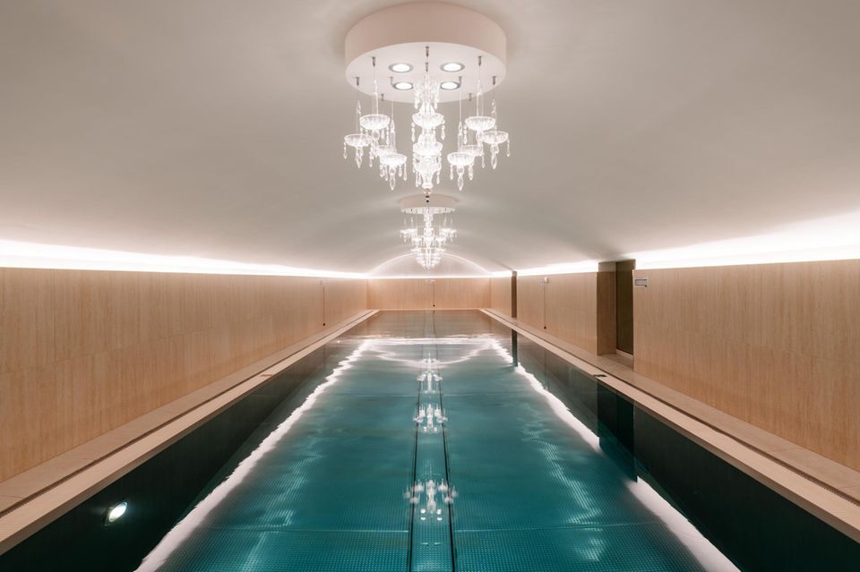Über dem Pool des „Sans Souci “, dem längsten Indoor-Sportbecken von Wien, hängt ein prunkvoller Lüster