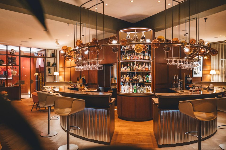 Die Bar des „Sans Souci“ besitzt eine Doppelfunktion, denn auf ihrer Theke wird morgens das Frühstück serviert