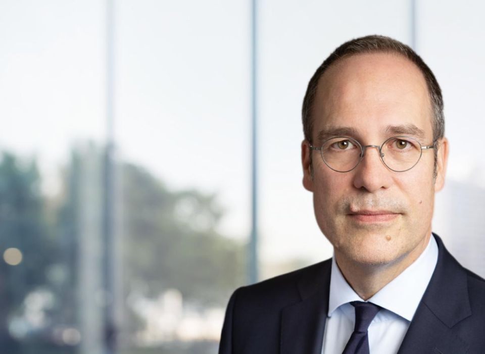 Jörg Krämer ist Chefvolkswirt der Commerzbank. Zuvor arbeitete er unter anderem bei Merril Lynch, Invesco und der Bayerischen Hypo- und Vereinsbank. Krämer studierte VWL in Bonn und Münster, und promovierte später am Kieler Weltwirtschaftsinstitut (IfW). Neben seiner Arbeit bei der Commerzbank ist er Honorarprofessor an der Universität Münster.