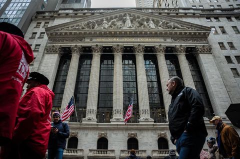Menschen laufen vor der New Yorker Börse