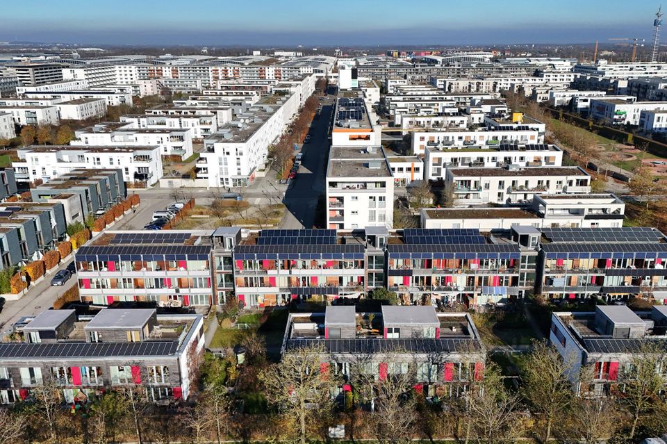 Die teuersten Reihenhäuser und die teuersten neuen Eigentumswohnungen gibt es in München. Die Maximalpreise aus Stuttgart (Platz drei) reichen laut dem Ranking in München gerade einmal für die günstigsten Reihenhäuser in mittlerer bis guter Lage. Die teuersten Immobilien wechselten demnach für 1,4 Millionen den Besitzer, die Durchschnittspreise lagen bei 990.000 Euro. Auffällig: Hamburg und Berlin lagen bei den Eigentumswohnungen in den Top 5, fehlten aber im Ranking für die Reihenhäuser. 