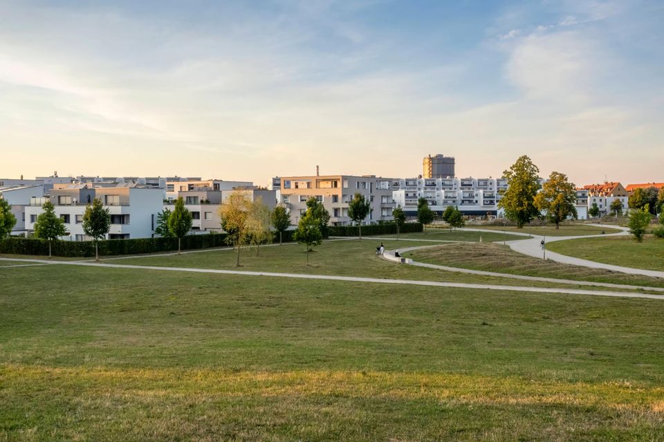 Das Ranking von „Haus.de“ basiert auf dem aktuellen Immobilien-Preisspiegel der Landesbausparkassen LBS. Dort kostete ein bestehendes Reihenhaus ebenfalls bis zu 750.000 Euro und im Schnitt 550.000 Euro. Durch den etwas höheren Minimalpreis von 380.000 Euro reihen wir Augsburg in dieser Liste vor Köln auf Platz neun ein. Augsburg war im Eigentumswohnungsvergleich auf Platz zehn gekommen. 