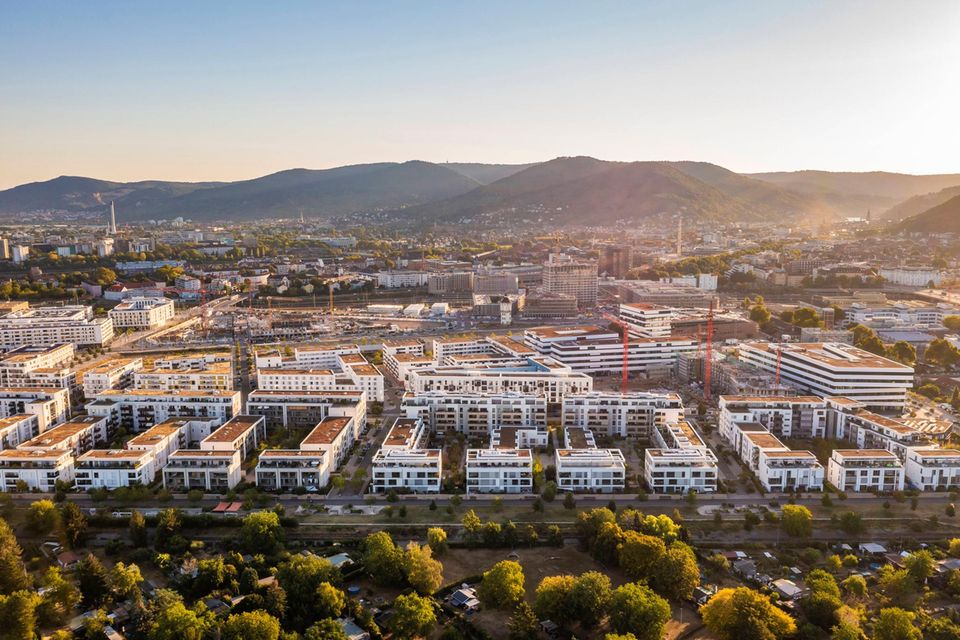 Wer in Heidelberg eine Eigentumswohnung kauft, zahlt lediglich Preise jenseits der Top 10. Ganz anders sieht es laut der Analyse bei Reihenhäusern aus. Begehrte Immobilien mit den genannten Kriterien können demnach knapp an der Millionengrenze liegen. In Heidelberg war die Preisspanne besonders extrem: von 530.000 bis 980.000 Euro, durchschnittlich 680.000 Euro. Davon können Käufer in der teuersten Reihenhäuser-Stadt Deutschlands jedoch nur träumen. Diese Summe würde noch nicht einmal für die billigsten Immobilien der Kategorie reichen. 