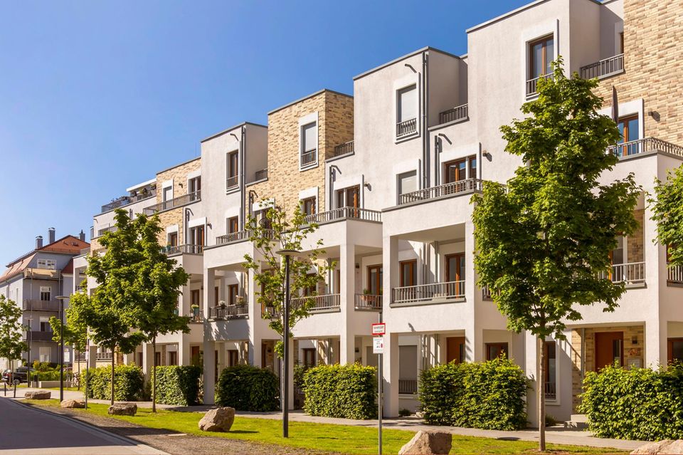 Mehr als eine halbe Million Euro für ein Reihenhaus? Das ist laut der Auswertung die Realität für Interessenten in Regensburg. Die Stadt kam mit einer Preisspanne von 390.000 bis 770.000 Euro und einem durchschnittlichen Kaufpreis in Höhe von 560.000 Euro auf Platz acht. Verglichen wurden die Preise in Städten über 100.000 Einwohnern für bestehende Reihenhäuser mit 100 Quadratmeter Wohnfläche, ohne Garage, in mittlerer bis guter Lage. 