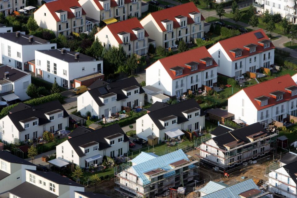 Eigentumswohnung oder Reihenhaus: Bei der Wahl können auch völlig unterschiedliche Preisniveaus am Wohnort eine Rolle spielen. So zeigt das Ranking der Zeitschrift „Das Haus“ zu den teuersten Städten: Luxuspreise für Apartments bedeuten nicht zwangsläufig, dass auch Reihenhäuser sündhaft teuer sind – und umgekehrt. So auch bei der Nummer zehn auf der Liste der teuersten Städte für den Kauf eines Reihenhauses. Der Platz ging den Angaben zufolge mit Köln an eine Stadt, die nicht in den Top 10 zu den teuersten Regionen für Eigentumswohnungen aufgetaucht war. Ein Reihenhaus kostete demnach in der Rheinmetropole zwischen 345.000 bis 755.000 Euro, durchschnittlich 550.000 Euro. 