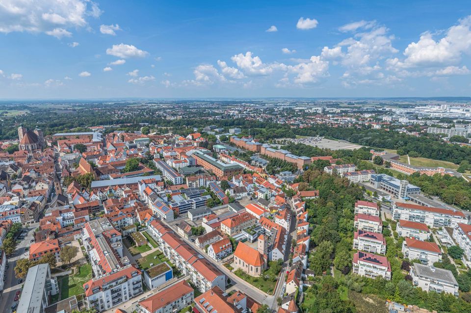 Der aktuelle LBS-Immobilien-Preisspiegel basiert auf einer Umfrage unter Immobilienvermittlern der LBS und Sparkasse von Anfang 2024 und umfasst rund 1000 Städte. Demnach kostete ein Reihenhaus in Ingolstadt zuletzt zwischen 440.000 bis 775.000 Euro und durchschnittlich 560.000 Euro. Der Stammsitz von Audi kam damit auf Platz sieben der teuersten Städte für ein Reihenhaus. 
