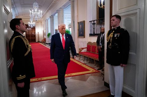 Donald Trump geht zur Unterzeichnung eines Dekrets im Weißen Haus