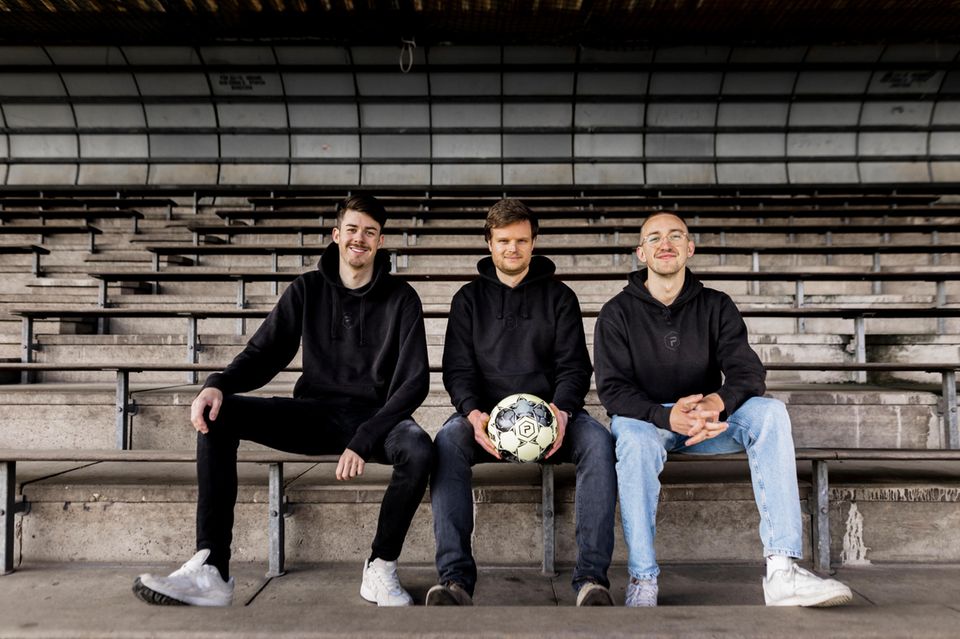 Die Prematch-Gründer (v.l.) Lukas Röhle, Fiete Grünter und Niklas Brackmann haben mit Toni Kroos den nächsten prominenten Investor an Land gezogen.