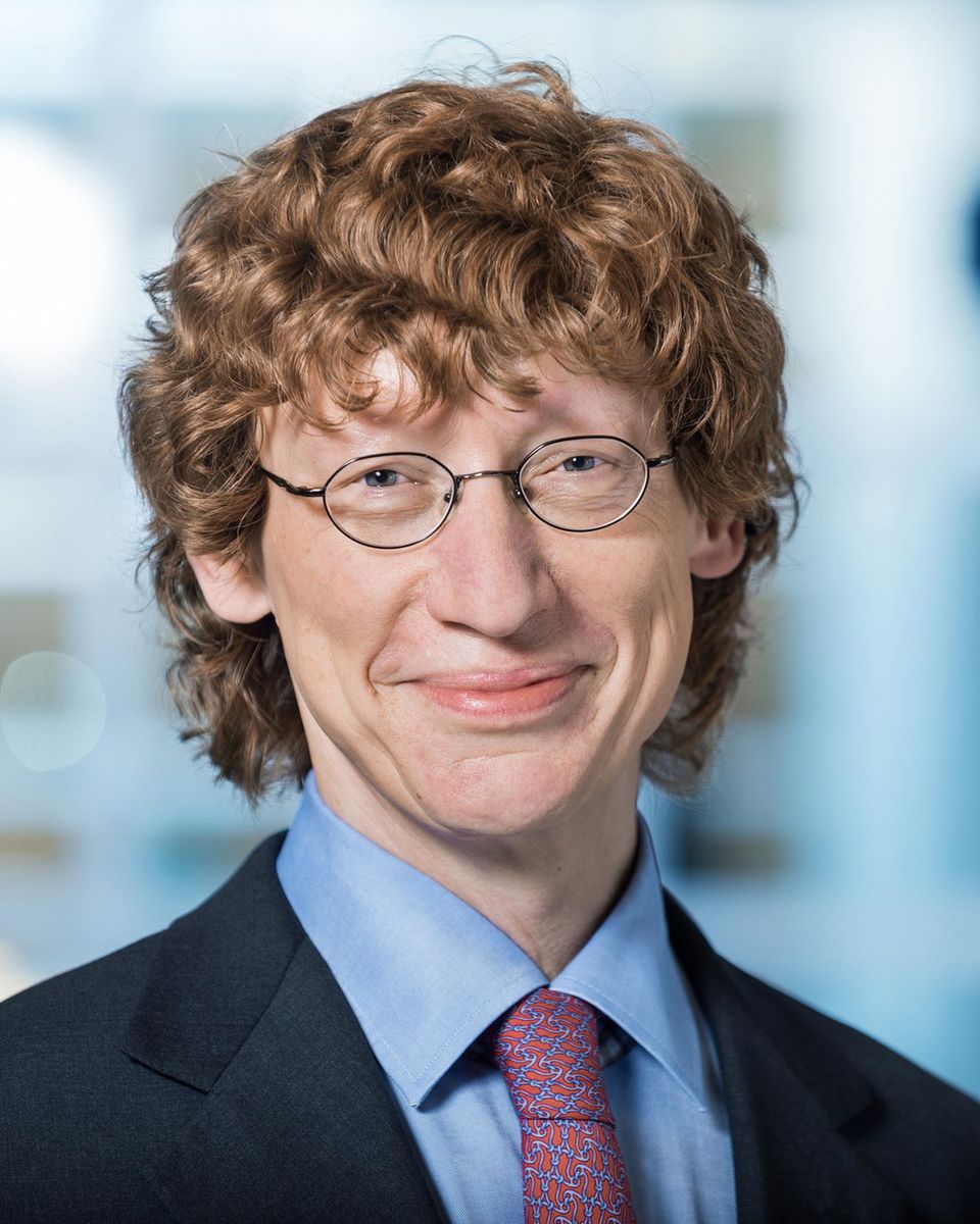 Thorsten Hens ist Professor für Wirtschaft am Swiss Finance Institute und am Institut für Banking und Finance (IBF) an der Universität Zürich. Zuvor unterrichtete er unter in Stanford und Bielefeld. Hens forscht zur Frage, wie Investoren ihre Entscheidungen treffen und arbeitet dabei interdisziplinär mit Erkenntnissen aus der Psychologie und menschlichen Biologie.