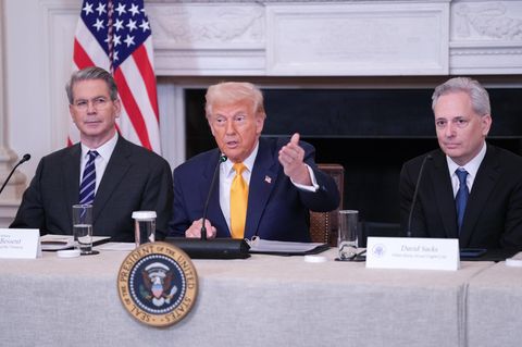 US-Präsident Donald Trump Anfang März beim Kryptogipfel im Weißen Haus mit Finanzminister Scott Bessent (links) und dem Krypto-Beauftragten David Sacks