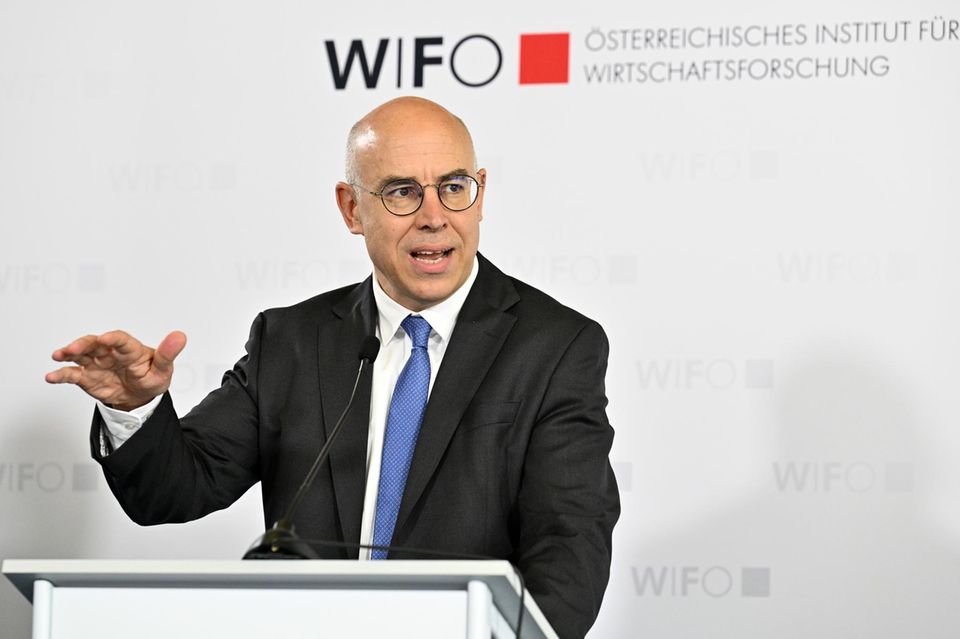 Ökonom Gabriel Felbermayr steht an einem Podium und hält einen Vortrag