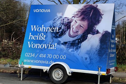 Werbeanhänger von Vonovia am Straßenrand