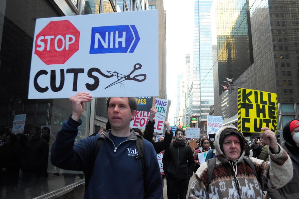 In New York demonstrieren Menschen gegen Einschnitte bei der US-Wissenschaft