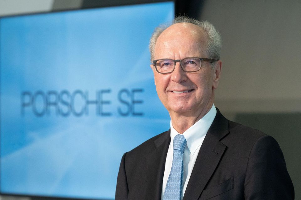 Hans-Dieter Pötsch, Porsche Holding SE: 1,4 Mio. Euro  Gut lief es nicht für die Holding der Eignerfamilien von Volkswagen und Porsche: Ein Verlust von 20 Mrd. Euro fuhr die Porsche Holding SE im vergangenen Jahr ein. Vorstandschef Pötsch verdiente dennoch siebenstellig. Der Manager hofft, mit neuen Beteiligungen im Rüstungsbereich den Turnaround zu schaffen