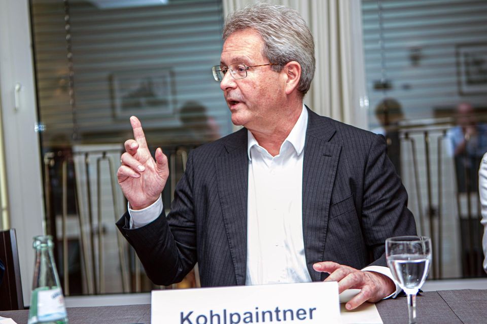 Christian Kohlpaintner, Brenntag: 2,6 Mio. Euro    Brenntag mit Sitz in Essen fungiert als Bindeglied zwischen Chemieherstellern und industriellen Abnehmern – also eine Art „Großhändler“ für Chemikalien und Inhaltsstoffe. Konzernchef Christian Kohlpaintner zählt eher zu den „Geringverdienern“ unter den Dax-Chefs. Er wird Ende 2025 aus dem Unternehmen ausscheiden, da er nach eigener Aussage keine operativen Führungsfunktionen mehr übernehmen möchte.