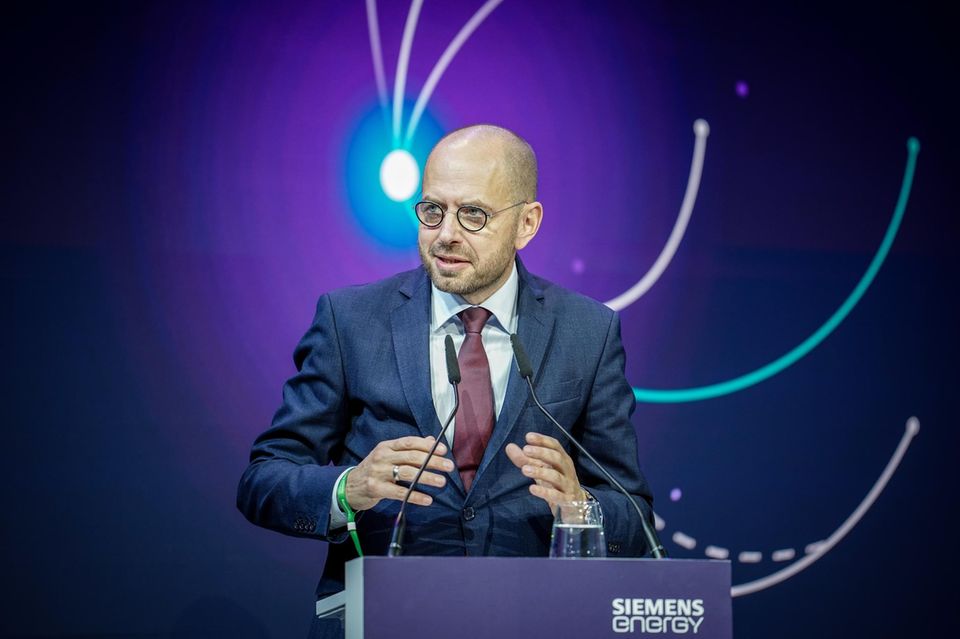Christian Bruch, Siemens Energy: 2,1 Mio. Euro  Dem Gas- und Windturbinenhersteller Siemens Energy gelang 2024 die große Börsenüberraschung: Mit einem Plus von 285 Prozent führte er die Rally mit großem Abstand an. Das Unternehmen, dessen Konzernzentrale in Berlin sitzt, war nach einem katastrophalen Vorjahr – in dem der Kurs zweimal eingebrochen ist – 2024 der Star der Investoren. Eine Leistung von Firmenchef Christian Bruch, die sich sehen lassen konnte.     