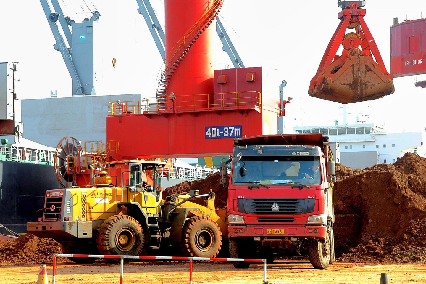 Ein Bagger belädt einen Lkw mit Seltenen Erden im Hafen von Lianyungang
