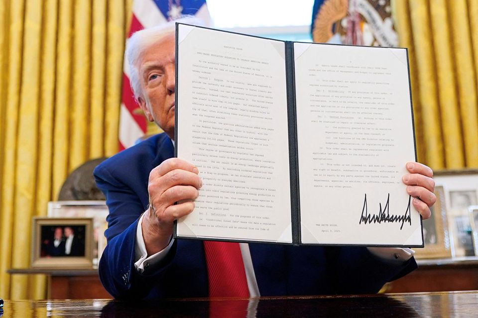 US-Präsident Donald Trump nach der Unterschrift unter eine seiner Executive Orders